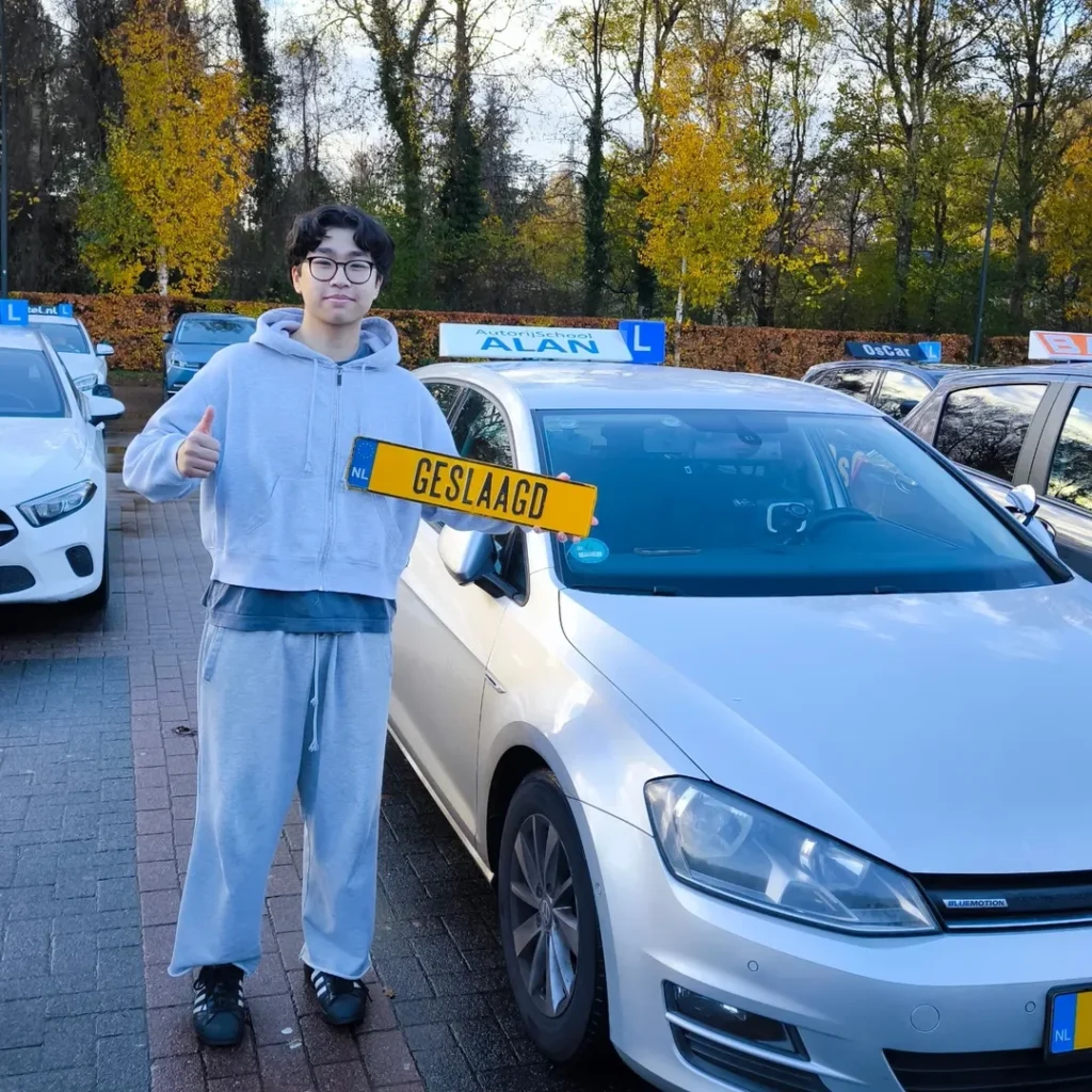 Bao is vandaag GESLAAAGD voor het rijexamen! Nu begint een nieuw hoofdstuk van zelfstandigheid en vrijheid. Veel succes en plezier onderweg!