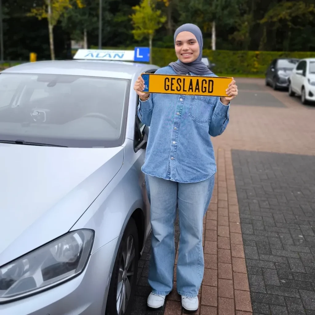 Basmala is vandaag GESLAAAGD voor het rijexamen! Nu begint een nieuw hoofdstuk van zelfstandigheid en vrijheid. Veel succes en plezier onderweg!