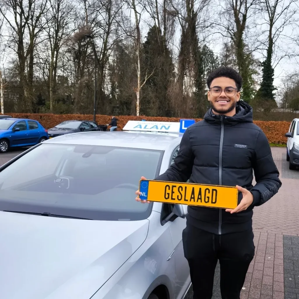 Ibrahim is vanmorgen GESLAAGD gefeliciteerd met het behalen van je rijbewijs.Wij wensen je veel veilige kilometers.